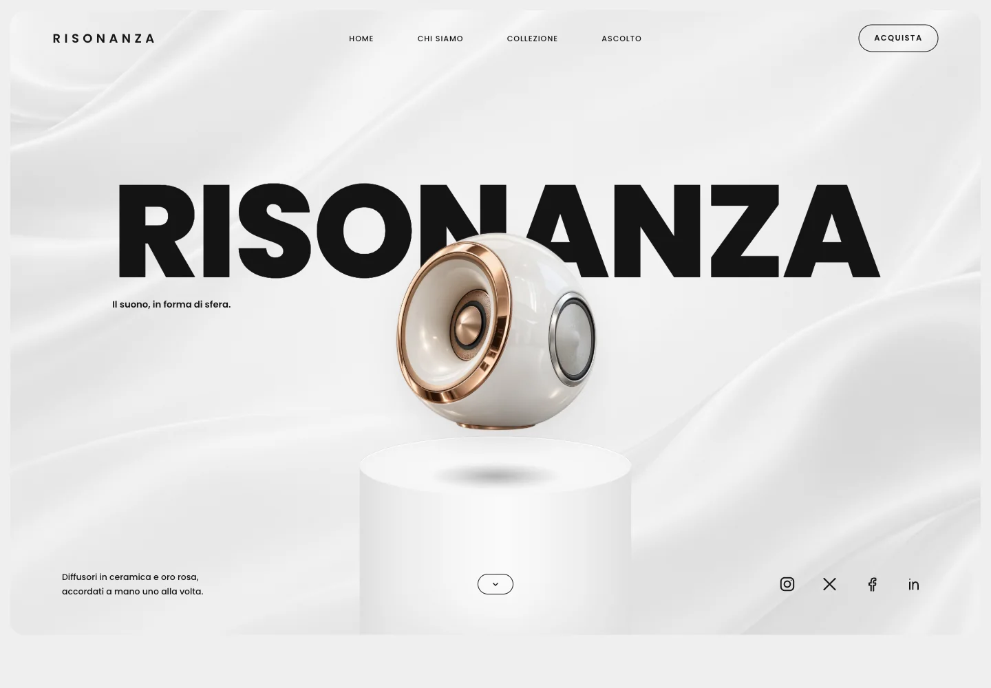 Modello Risonanza DeepCMS: diffusore sferico bianco e oro rosa davanti a un grande titolo nero