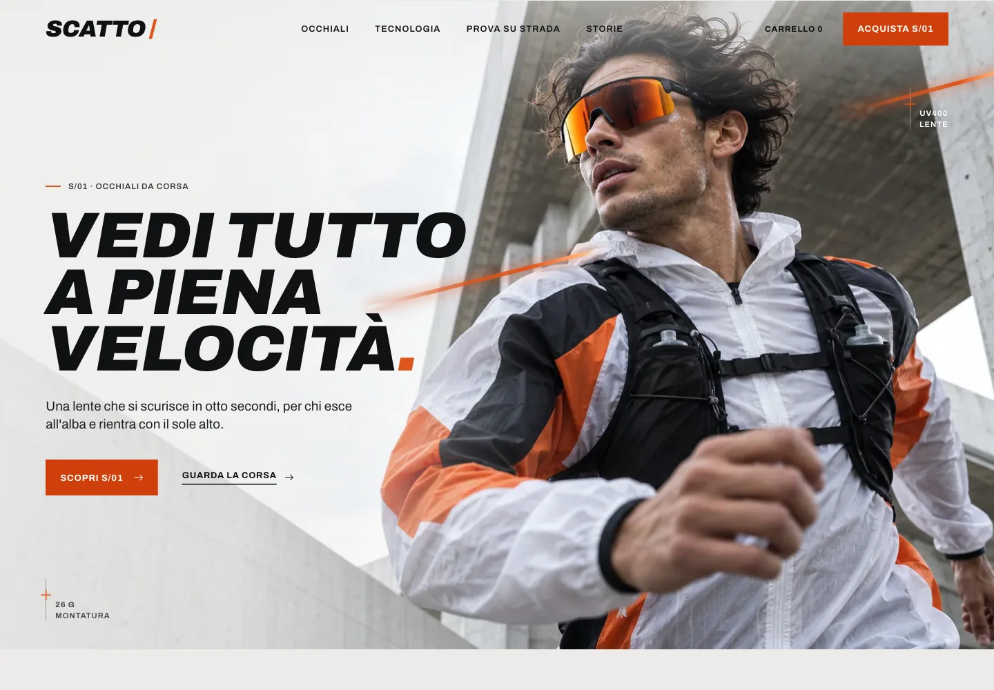 Modello Scatto DeepCMS: occhiali sportivi, fotografia di un runner e titoli neri con accenti arancio