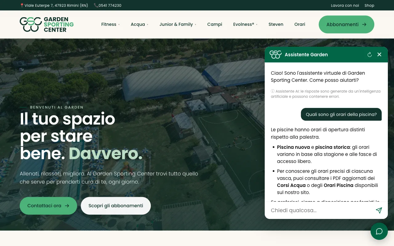 Il chatbot del Garden Sporting Center che risponde sugli orari della piscina, con la nota che si tratta di un assistente AI
